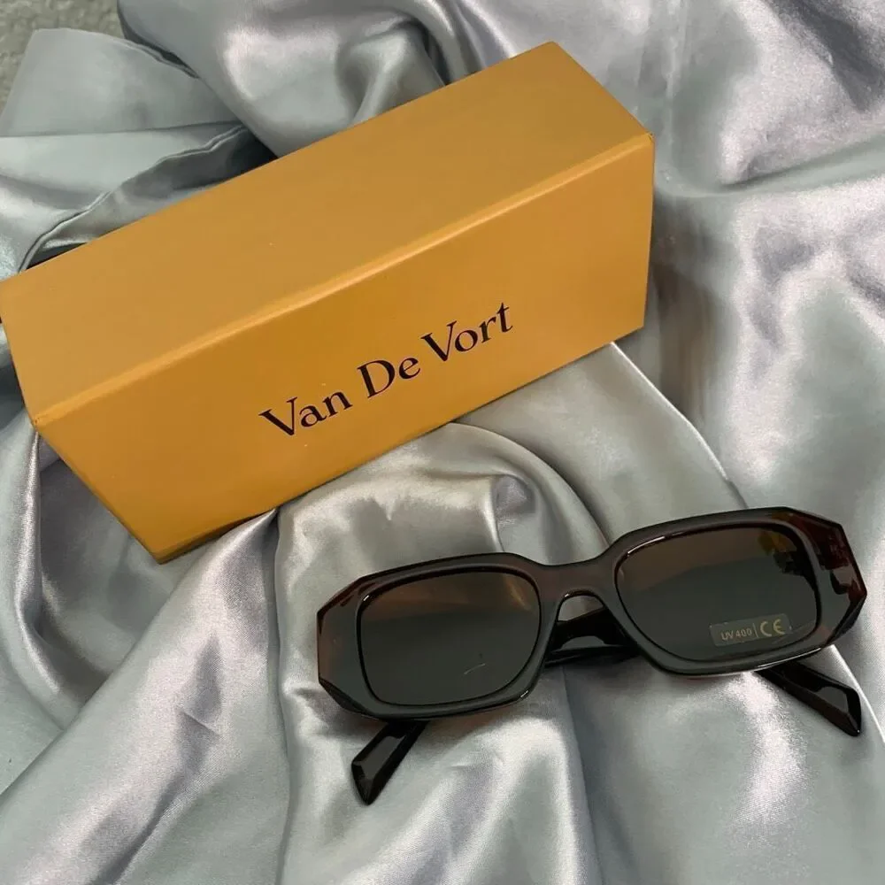Van De Vort Sunglasses – Chunky Tortoise Rectangle Frame Dark Brown